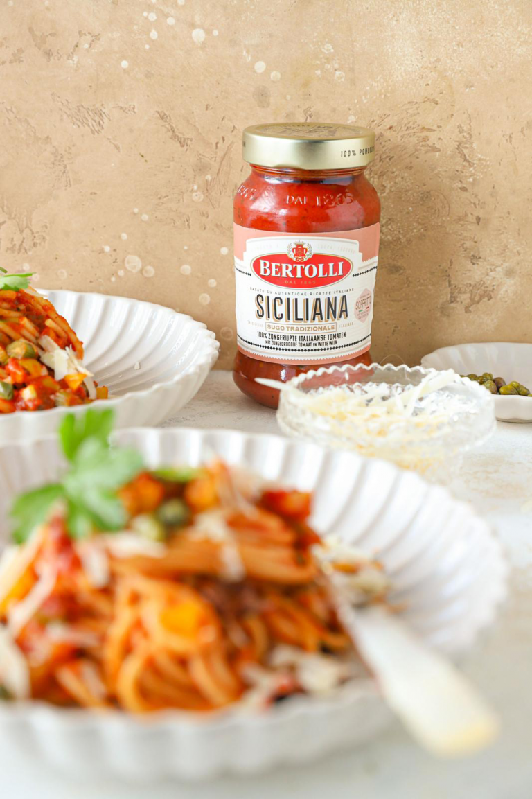 SPAGHETTI CON SICILIANA, OLIJVEN EN KAPPERTJES ALLA THE LEMON KITCHEN