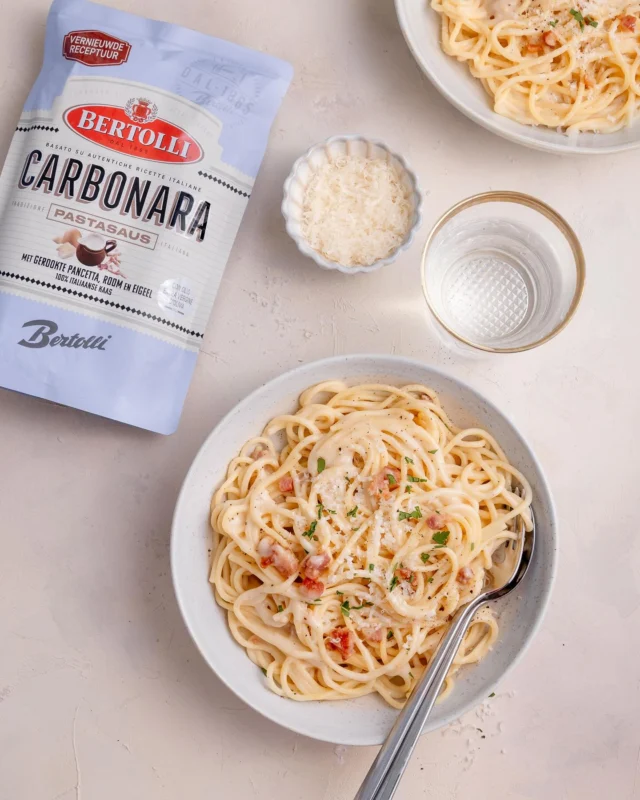 I S P I R A Z I O N E - Onze Carbonara in stazak heeft een vernieuwd recept én een nieuwe verpakking. Heb jij hem al gespot?Een heerlijke romige pastasaus voor 3-4 personen met gerookte pancetta, room, eigeel en 100% Italiaanse kaas.Naar tradioneel Italiaans recept, met Grana Padano, Pecorino Romano en een scheutje extra vergine oilijfolie. #bertolli #pasta #carbonara #makkelijkerecepten #italianfood #italiaansekeuken #spaghetti