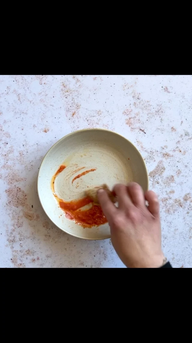 SCARPETTA - Dit Italiaanse begrip komt van “fare la scarpetta” en betekent dat je de maaltijd tot de laatste hap waardeert. Vaak is een stukje brood dé perfecte partner in crime om dat laatste restje saus op te eten. Mamma mia, che buono! #bertolli #italianfood #italiaansekeuken