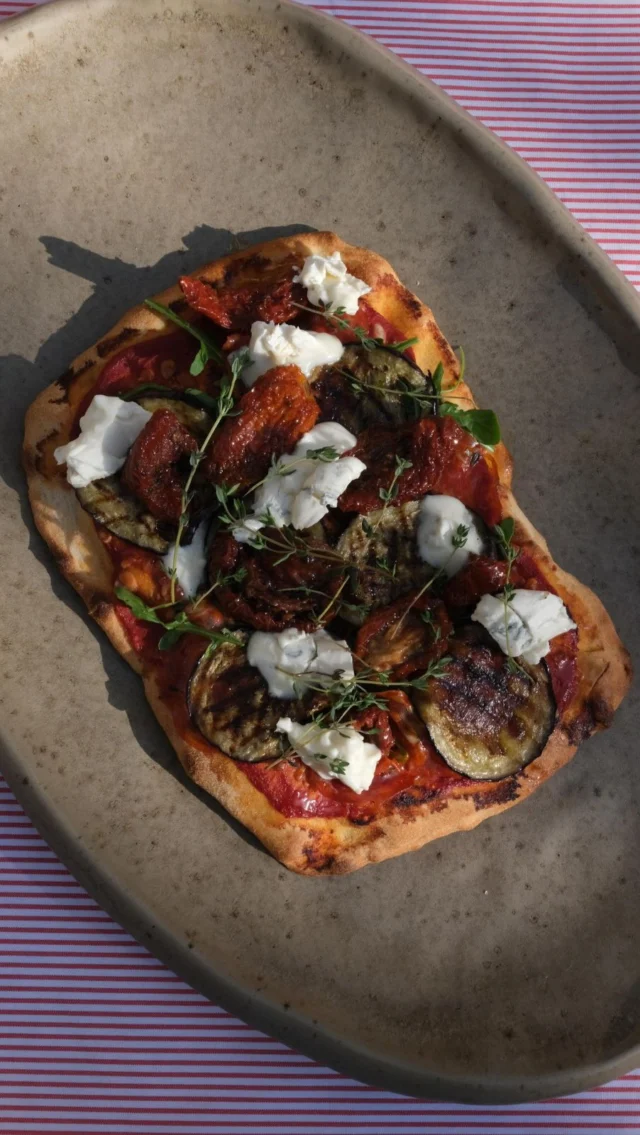 🍕BERTOLLI PINSA MET GEGRILDE AUBERGINE EN GORGONZOLA DOLCEOp zoek naar het beste borrelhapje of overheerlijk avondeten? Ontdek dit té lekkere pinsa recept van @giorgiaskitchenLeuk weetje🍃Wat een pinsa uniek maakt is de luchtigheid en licht verteerbaarheid door hoe het deeg gemaakt wordt. De unieke mix van tarwebloem, rijstmeel, sojameel en moedergist (oftewel zuurdesem) zorgt ook voor minder calorieën dan een traditionele pizza.Ingrediënten per pinsaWat heb je nodig?
- 1 Bertolli Pinsa
- 4 el Bertolli pizzasaus originale
- 3 tl Bertolli pesto al arrabbiata
- 75 gram gorgonzola dolce
- 1 aubergine (deze kun je gebruiken voor meerdere pinsa’s)
- 5 zongedroogde tomaatjes
- Salami naar keuze
- 15 gram verse kruiden mix
- 15 gram parmigiano reggiano
- Extra vergiene olijfolieVerwarm de oven voor op 220*C.Bestrijk de pinsa bodem met de pizzasaus. Besprenkel vervolgens de pinsa met de blauwe kaas. Bak de pinsa 5 minuten af in de oven.Terwijl de pinsa in de oven zit, kan je de aubergines roosteren. Snijd de aubergine in plakken, en rooster deze aan twee kanten in een (grill)pan. Zorg voor voldoende olijfolie in de pan wanneer je de aubergine roostert.Als de pinsa goudbruin is en de aubergines zijn geroosterd begint het echte feest; het beleggen van de pinsa met de gegrilde aubergines, de salami en zongedroogde tomaatjes.
Maar je kunt hier makkelijk je eigen draai aan geven!Top de pinsa naar smaak af met wat verse parmezaanse kaas, de heerlijke pesto arrabiata voor extra spice en verse tijm.Buon Appetito! 🤍🍕