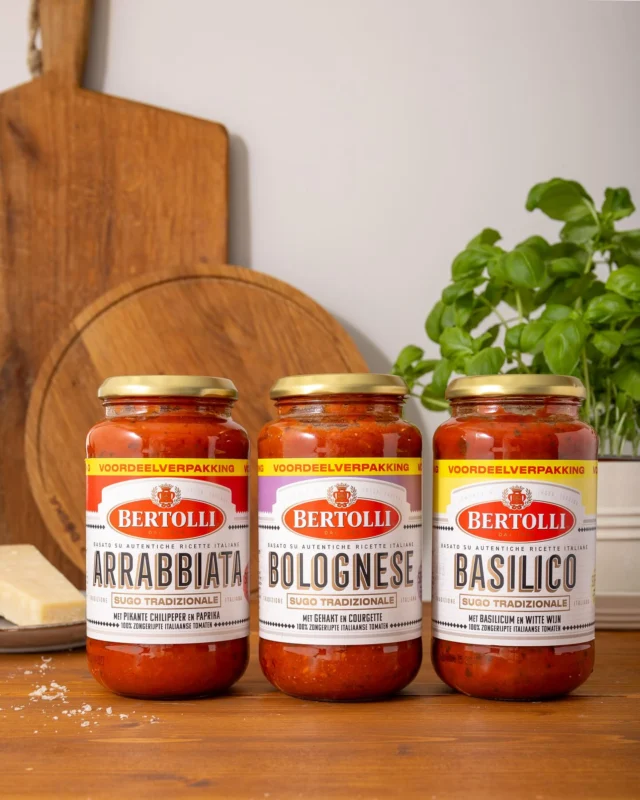 A T T E N Z I O N E - Naast onze basis tomatensauzen in blik hebben we nog meer nieuws!
Ontdek, exclusief bij Jumbo, deze heerlijke Bertolli sauzen bereid met 100% zongerijpte Italiaanse tomaten, een soffritto basis en een vleugje extra vergine olijfolie in voordeelpot van 500 gram.Je vindt deze kant en klare pastasauzen in de smaken:
- Basilico: met basilicum en Italiaanse tomaten;
- Arrabbiata: met chilipepers en Italiaanse tomaten;
- Bolognese: met gehakt, verse kruiden en Italiaanse tomaten.Ingrediënten van de beste kwaliteit zorgen voor de lekkerste smaken, dus wij zeggen alvast buon appetito!
#bertolli #pasta #tomatoes #italianfood #italiaansekeuken