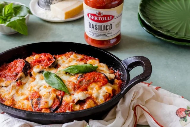 U N A   C L A S S I C A – Een gerecht dat nooit teleurstelt!Zin in een heerlijk vegetarisch ovengerecht? Probeer dan onze Melanzane alla Parmigiana. Een Italiaanse klassieker met laagjes aubergine, rijke tomatensaus en gesmolten mozzarella. Comfort food op z’n best – makkelijk, rijk van smaak en perfect voor elke dag van de week.
 
Haal alvast de volgende ingrediënten in huis voor 2 porties:
•	2 aubergines – 600 gr
•	1 bol (buffel)mozzarella
•	Parmezaanse kaas – 90 gr
•	1 zak Bertolli Tradizionale pastasaus – 400g
•	Verse basilicum
•	Olijfolie
•	Zout en peper
•	Optioneel: Gegrild brood of vers stokbrood voor erbij* Bekijk het volledige recept via de link in bio. Buon appetito!